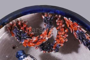 Zákány Eszter (1943-2006): Fokhagyma- és paprikafűző nő. Mázas kerámia falitál, jelzett, Iparművésze...