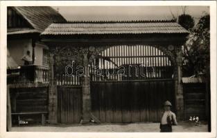 1941 Ülke, Ulcani; székelykapu. Kováts István felvétele / Poarta secuiasca / Siebenbürger Tor / Székely gate, Transylvanian folklore