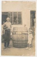 1926 Resicabánya, Resica, Resicza, Resita; kádár hordóval / cooper with barrel. photo (vágott / cut)