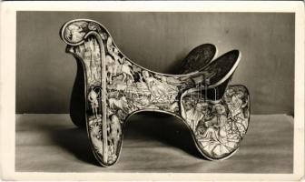 Budapest VIII. Magyar Nemzeti Múzeum Történeti Múzeuma, elefántcsontborítású dísznyereg faragványain a lovagvilág jeleneteivel, flandriai munka Zsigmond király korából. Képzőművészeti Alap Kiadóvállalat (EK)