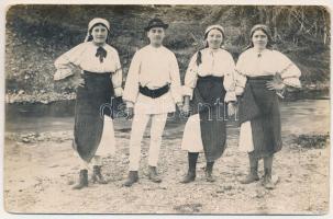 1918 Gyimesbükk, Gyimes, Tyimes, Ghimes-Faget, Ghimes; csángó népviselet / Ceangai folklore. photo (kopott sarkak / worn corners)