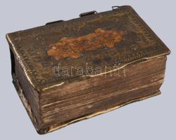 [Třanovský, Jiří (1597-1637): Cithara sanctorum: Pjsně Duchownj ...] Hozzákötve: Phiala sanctorum. Modlitby nábozné ze Swatého. Pjsma wybrané, a we wssech Potrebách... Hozzákötve: Phiala sanctorum. Modlitby nábozné ze Swatého. Pjsma wybrané, a we wssech Potrebách... Pest, 1858, Trattner-Károlyi,III-XIV+1184+[64];+237+3;+108 p. Szlovák nyelven. Egyházi kolligátumunk szlovák nyelvű énekes- és imádságoskönyv, melynek első, legnagyobb terjedelmű, nyitó munkája a tescheni születésű Jirzí Tranovsky (1591-1637), a "szláv Luther" evangélikus lelkész műve. Gyülekezeti énekeskönyve először 1636-ban jelent meg. A több mint 80 kiadást megélő énekeskönyv szövegei a századok során mélyen beivódtak a szláv kegyességi tudatba. Tranovsky műve a kiadások során folyamatosan bővült, kötetünk nyitómunkája 1040 rövidebb szöveget tartalmaz, utána a két rövidebb munka következik, önálló címlapokkal. Későbbi rézveretes félbőr-kötés, festett lapélekkel, a rézvereten "Mojzsis Maria" névvel és "1895" felirattal, kopott borítóval, hiányos rézveretekkel, kissé sérült kötéssel, hiányzó szennylapokkal, az első rész címlapja hiányzik, a végén néhány lapon gyűrődéssel.