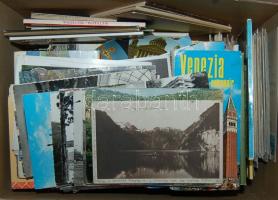 kb. 1300 db vegyes modern képeslap és leporello (városképes, motívum, színes és fekete fehér)