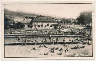 Kovászna, Covasna; Strand, fürdőzők. Bara Lajos kiadása / swimming pool, bathers (tűnyomok / pin marks)