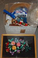 Nagy bolhapiac tétel: virág hímzéses kép keretben, bőrdíszműves tükör, új fúrókészlet, mérőszalag, Univer fűszerdaráló, vízmérték, stb.