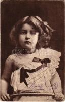 1907 Kislány. Hátoldala sorsjegy a Szegénygyermek Poliklinika javára. Divald Károly fénynyomdai műintézetéből / girl. Charity lottery ticket on the backside (felületi sérülés / surface damage)