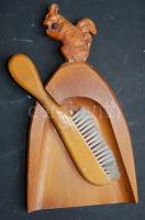 Régi mókusdíszes fa morzsalapát hozzávaló seprűcskével