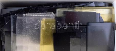 Kis kávésdoboz tele Hawid darabokkal