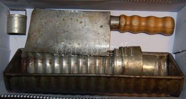 Kis konyhai tétel, benne bárddal, sütőformával és pogácsaszaggatóval