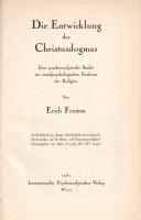 Fromm, Erich:  Die Entwicklung des Christusdogmas. Eine psychoanalytische Studie zur socialpsychologischen Funktion der Religion. [Bécs] Wien, 1931. Internationaler Psychoanalytischer Verlag (Druck von Christoph Reisser's Söhne). 71 + [2] p. Első önálló kiadás. Erich Fromm (1900-1980) német pszichoanalitikus, szociálpszichológus, filozófus. Korai tömeglélektani munkájában az etikai érdeklődésű ateista szemszögéből elemzi a Krisztus-hit szociálpszichológiai alapjait, illetve a katolikus dogma társadalompszichológiai vonatkozásait. A mű először Sigmund Freud "Imago" című pszichoanalitikai folyóiratában jelent meg. [Sonderabdruck aus "Imago, Zeitschrift für Anwendung der Psychoanalyse auf die Natur- und Geisteswissenschaften", Bd. XVI, 1930.] Grinstein, 11012. Korabeli vászonkötésben, az aranyozott címfelirat a gerincen fekete címkén. Jó példány.