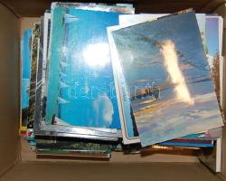 kb. 500 db vegyes modern képeslap (magyar és európai városképes, illetve üdvözlőlapok)