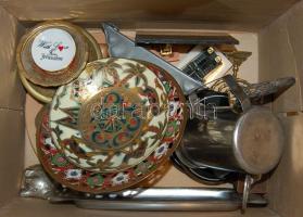 Vegyes bolhapiac tétel, benne több réztárggyal és dekoratív tételekkel, dobozban