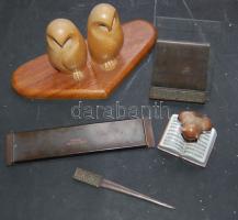 Vegyes íróasztali tétel: Rafagott fa baglyok, réz asztali szett (levélvágó, képkeret...,) porcelán bagoly