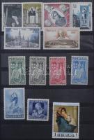 Mária motívum bélyegek közepes berakóban + a témában hozzáillő katalógus / szakirodalom