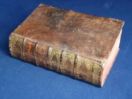 (Megalopoliszi) Polübiosz: (Polybii Lycortae) Historiarum quae supersunt interprete Isaaco Casubono ex recensione Iacobi Gronovii cum notis Casaubonorum, Ursini, Valesii, Palmerii et Iacobi Gronovii. Accessit Aeneae Tactici Comm. De Obsidione Toleranda cum interpr. et notis Isaaci Casauboni. Praefationem et Glossarium Polybianum adiecit Io. Augustus Ernesti. Tomus I. [Lipcse] Lipsiae, 1764. Apud Io. Paul. Krausium (Ex Officina Breitkopfiana). XXX + [2] + 935 + [1] p. Kétnyelvű szövegkiadásunk Polübiosz (Kr. e. 200 - Kr. e. 118) görög történetíró fő művét, "Hisztoriai" címen írt munkáját teszi közzé. A Római Köztársaság korabeli terjeszkedését, mediterráneumi hódoltatását, Karthágóval való leszámolását elbeszélő munka eredetileg negyven könyvben (részben) készült, ebből csak az első öt könyv (rész) mondható teljesnek, melyet példányunk hiánytalanul, bőséges jegyzetanyag kíséretében közread, ögörög-latin szövegoldalakon. (Polübiosz-kiadásunk második és harmadik, tételünkből hiányzó kötete a fragmentumunkat közli). Az ajánlás oldalán részletgazdag rézmetszetű vignetta, az első előzéken régi kézírásos jegyzet. Néhány oldalon apró foltosság, az első ív oldalsó lapszélein apró hiány. Öt bordára fűzött, díszesen aranyozott korabeli bőrkötésben, vörös festésű lapszélekkel, az oldalsó lapszéleken foltosság. Jó példány.