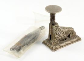 Antik tűzőgép, belevaló tűzősorral, 10x11 cm