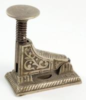 Antik tűzőgép, belevaló tűzősorral, 10x11 cm