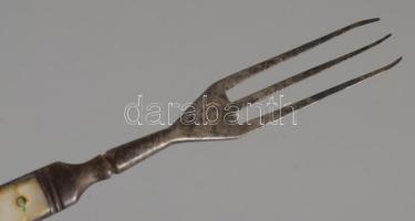 cca 19. sz. második fele, 5 darab evőeszköz gyöngyház részekkel, sérüléssel, h: 25 cm