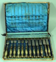 Ezüst (Ag) nyelű hatszemélyes süteményes készlet. Bécs, 1872-1922 közötti fémjel, 800 ezrelékes ezüst, "Schletter ékszerész Budapest Dorottya utcza 5" feliratos sérült díszdobozban, bruttó 448g