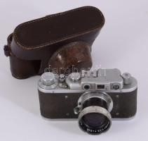 1953-1955 Fed 1 fényképezőgép, Carl Zeiss Jena Sonna 1:1,5 f=5cm objektívvel, szíj nélküli bőr tokjában.  ///  "A történet jól ismert: a második világháború végén a Leica gyárak egy részét becsomagolták és jóvátételként Oroszországba szállították. Ott elkezdték építeni a Leica II másolatát, amelyből később a FED-1 lett."