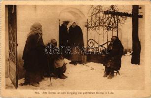 1917 Lida, Alte Bettler an dem Eingang der polnischen Kirche / Old beggars at the entrance of the Po...