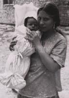 Rejtőzködnöm nem lehet. vintage fotóművészeti alkotás / roma szociofotó. Jelzés nélkül 39x29 cm Paszpartuban