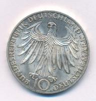 Német Szövetségi Köztársaság 1972J 10M Ag "Müncheni Olimpia - térdelő atléták" T:AU patina...