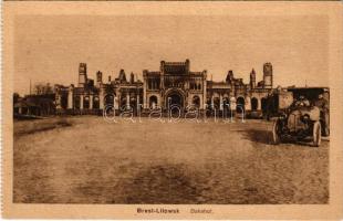 Brest, Brest-Litowsk; Bahnhof / WWI German military, railway station in ruins, soldiers in automobil...