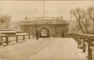 1915 Brest, Brest-Litowsk; Nord-Tor / WWI German military, fortress gate with soldiers in winter. H....