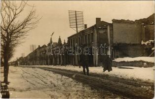 1915 Brest, Brest-Litowsk; Die ausgebrannte Börse / WWI German military, soldiers by the burnt-out s...