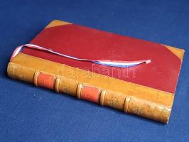 Rouveyre, Édouard:  Connaissances nécessaires á un bibliophile. Premiere Partie, accompagnée de 7 planches et de 5 spécimens de papier. Paris, 1883. Librairie Ed. Rouveyre et G. Blond (Imprimerie Darantiere, Dijon). XIV + 198 + [2] p. + 7 t. (négy kétoldalas, egy dupla oldalas). Édouard Rouveyre (1849-1930) francia könyvkereskedő, könyvkiadó, szerkesztő, bibliofil, bibliográfus és esszéíró. Könyvgyűjtésről és könyvkiadásról, bibliofiliáról írt esszéje először 1875-ben jelent meg: a rövid, mindössze 78 oldalas tanulmány az ötödik kiadás idejére tízkötetes művé terebélyesedett, tárgyalva a bibliofilia valamennyi területét és határterületét. Oldalszámozáson belül szövegközti könyvdíszekkel illusztrált példányunk a harmadik kiadásból származik, öt oldalán felragasztott papírminta. Kiadásunkból különleges papírra 100 számozott példány is készült, példányunk számozatlan. Harmadik kiadásunk két kötetben teljes. Álbordás, aranyozott gerincű korabeli félbőr kötésben, pávamintás festésű lapszélekkel, nemzeti színű könyvjelzővel. Szép példány.