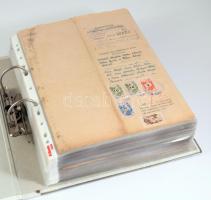 Több mint 200 darabos, nagyrészt forint-fillér az 1950-es évekből okmánybélyeges irat gyűjtemény, látványos, színes lerovásokkal, nagy értékekkel gyűrűs berakóban kb 15 % Korona filléres kiadás