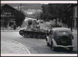 cca 1940 Budapest, lánctalpas harckocsi az Alkotás út és Hegyalja út kereszteződésében, 1 db modern nagyítás, jelzés nélkül, 15x21 cm