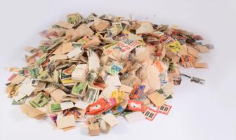 Nagy doboznyi, sok ezer, tízezer darabos magyar gyufacímke tétel, vegyesen, nagy családi címkékkel.