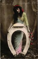 1908 Boldog Újévet! Hölgy patkóval, egyedi dombornyomott üdvözlőlap: 'B.ú.é.k! Budapest, 1908. B. Bácsy László és neje' / New Year greeting postcard, lady with horseshoe. Emb. (szakadás / tear)