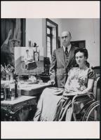 cca 1951 "Kép a képben" - Frida Kahlo (1907-1954) mexikói festőművész a műtermében, az orvosával, 1 db modern nagyítás, jelzés nélkül, 21x15 cm