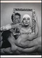 cca 1949 Philippe Halsman (1906-1979) amerikai fotográfus felvétele (Jean Cocteau - a dadaizmus és a szürrealizmus egyik jeles képviselője - mint szemöldök festő), 1 db modern nagyítás, jelzés nélkül, 21x15 cm