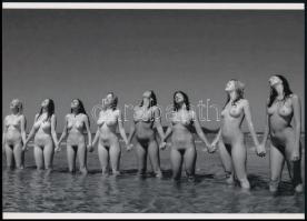 cca 1979 "Élőlánc a vizes élőhelyek védelmében", szolidan erotikus felvétel, 1 db modern nagyítás, jelzés nélkül, 15x21 cm