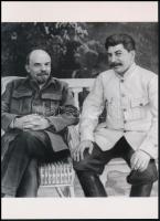 1922 Lenin és Sztálin közös felvétele, amely Gorkijban készült, a propaganda sajtó számára erősen retusált, 1 db modern nagyítás, jelzés nélkül, 21x15 cm
