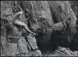 cca 1930 Meys, Marcel (1885-1972) francia fotográfus felvétele (Akt a parti sziklán), szolidan erotikus felvétel, 1 db modern nagyítás, jelzés nélkül, 15x21 cm
