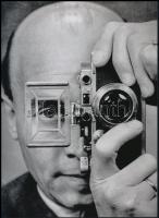 1947 Umbo - eredetileg Otto Maximilian Umbehr (1902-1980) német fotóriporter felvétele (Önarckép), 1 db modern nagyítás, jelzés nélkül, 21x15 cm