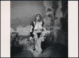 cca 1979 Saudek, Jan (1935-) cseh fotóművész felvétele (Özvegy), 1 db modern nagyítás, jelzés nélkül, 15×21 cm