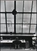 cca 1933 Seiden Gusztáv (1900-1992) budapesti fotóművész (később Londonban élt, de ott már nem fotografált) "Műteremben" című felvétele, 1 db modern nagyítás, jelzés nélkül, 21x15 cm