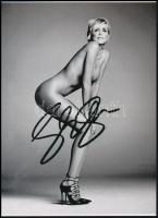 cca 1981 Sharon Stone amerikai színésznő tűsarkúban és kézjegyével feldíszítve, szolidan erotikus felvétel, 1 db modern nagyítás, jelzés nélkül, 21x15 cm