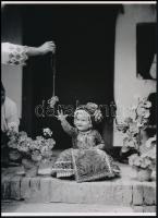 cca 1930 Sióagárd, csali szőlő a fényképezés idejére, Kerny István (1879-1963) budapesti fotóművész felvétele, aki egyike volt a hétvégi, falujáró fényképészeknek, s akik igyekeztek megörökíteni a népi hagyományokat, a népviseleteket és különféle népszokásokat, 1 db modern nagyítás, jelzés nélkül, 21x15 cm