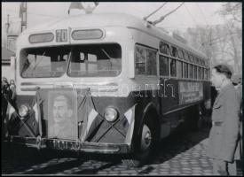 1949 Budapest, Sztálin 70. születésnapján, a 70-es troli legfőbb dísze, 1 db modern nagyítás, jelzés nélkül, 15x21 cm