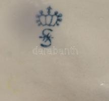 Sitzendorf historizáló stílusú fiú és lány pár. Jelzett, kézzel festett, aranyozott, kis pattogzássa...