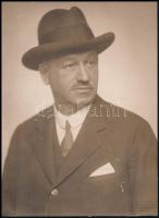 ca 1920 Üzletember portréja, szárazpecséttel jelzett fotó Székely Aladár budapesti műterméből, 17x23 cm