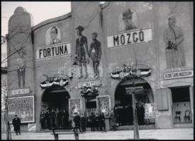 cca 1927 Budapest, Fortuna mozgó, azaz mozi, mellette a Bonctani Múzeum bejárata, 1 db modern nagyítás, jelzés nélkül, 15x21 cm