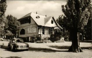 1967 Balatonboglár, SZÖVOSZ üdülő, automobil. Képzőművészeti Alap (EK)